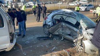 Kontrolden çıkan otomobil kamyonla çarpıştı: 2si ağır 3 yaralı