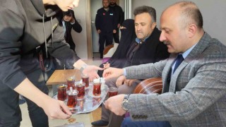 Konuta yerleşen Adıyamanlı depremzede aile ilk misafirini ağırladı
