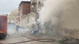 Konyada apartmanın yanına yapılan depoda yangın