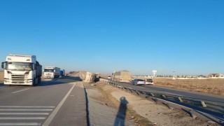 Konyada buğday yüklü tır devrildi: 1 ölü, 1 yaralı