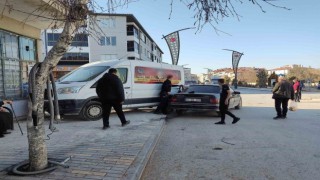 Konyada otomobil ile minibüs çarpıştı: 2 yaralı