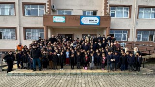 Köy okulu öğrencilerine mont yardımı