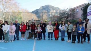 Kozanda Kış Tenisi Şampiyonasında kupalar sahiplerini buldu