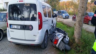 Küçük çocuk gaz kolunu çekince motosiklet otomobile çarptı: 1 yaralı