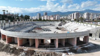Kumlucanın yeni simgesi Atatürk Stadyumu hızla yükseliyor