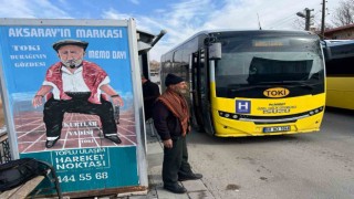 Kurt gibi uluyup otobüs seferlerini yönlendiriyor