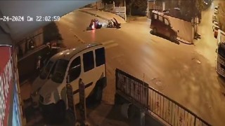 Kuşadasında 2 motosiklet kafa kafaya çarpıştı... O anlar kamerada