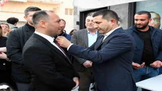 Kuşadasında CHPye katılan İYİ Partililere rozetleri takıldı