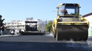 Kuşadasında sıcak asfalt çalışmaları Camiatik Mahallesi ile sürüyor