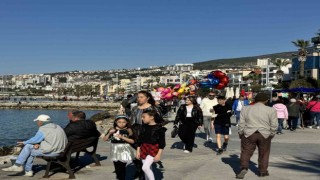 Kuşadasında Şubat ayında güneşli hava sahili canlandırdı