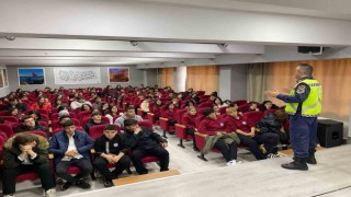 Kuşadasındaki öğrencilere trafik eğitimi