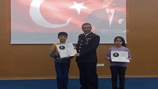 Kütahya İl Jandarma Komutanı Kırbaçtan, resim yarışması il birincisi öğrenciye ödül