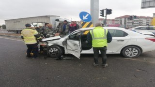 Kütahyada 2 otomobil Akıllı kavşakta çarpıştı: 4 yaralı