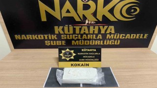 Kütahyada otobüs yolcusunun kemerine sıkıştırılmış uyuşturucu ele geçirildi