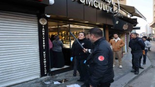 Kuyumcu kadın hırsızları işyerine kilitleyip yakalattı