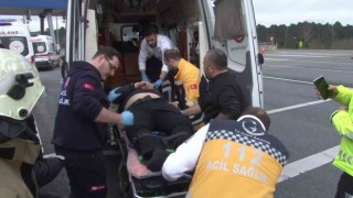Kuzey Marmara Otoyolunda ticari taksi gişeye çarptı: 2 ağır yaralı