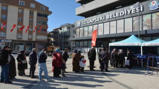 Lapseki Belediyesi Miraç Kandilinde vatandaşlara lokma dağıttı