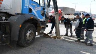 Lapsekide kanalizasyon temizliği hız kesmeden devam ediyor