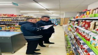 Lapsekide Zabıta ekipleri, süpermarket ve zincir marketlerde fiyat ve etiket denetimi yaptı