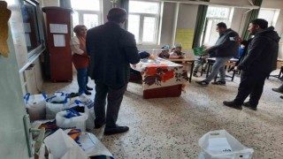 Lise öğrencilerinden köy okulu öğrencilerine yardım