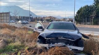 Lüks otomobilin karıştığı kazada ortalık savaş alanına döndü: 1 yaralı