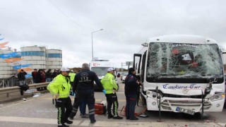 Maça giden taraftarları taşıyan midibüs tıra çarptı: 6 yaralı