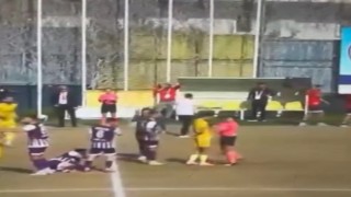 Maçta ilginç anlar: Kadın hakem itekledi, futbolcu defalarca yuvarlandı