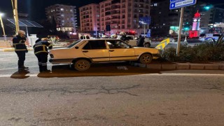 Mardinde otomobil kavşağa girdi: 2 yaralı