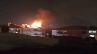 Menteşede evin çatısına yıldırım düştü, çatı alev alev yandı