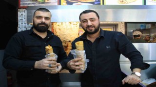 Mersinde depremzedeler anısına 300 kilo döner ücretsiz dağıtıldı