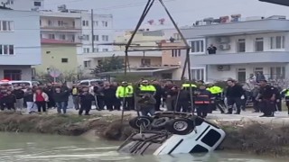 Mersinde kontrolden çıkan araç sulama kanalına düştü, sürücü hayatını kaybetti