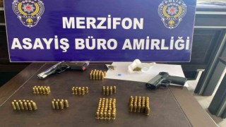 Merzifonda polisten operasyon: 39 litre sahte içki, 5 tabanca ele geçirildi