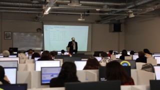 Meslek yüksekokulu akademisyenleri yetkinliklerini artırıyor