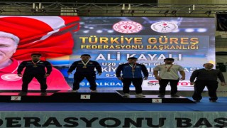 Milli güreşçi madalya ile döndü