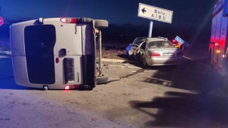 Minibüs ile otomobil çarpıştı: Araçta sıkışan sürücü yaralandı