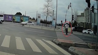 Minibüsün çarptığı motosikletli metrelerce savruldu