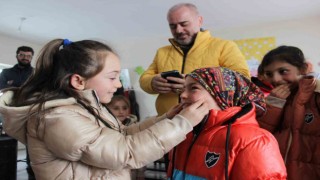 Minik eller üşümesin diye karlı yollara düştüler
