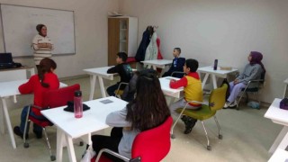 Minikler İngilizce kursunda hem eğleniyor hem öğreniyor