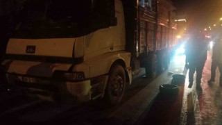 Motosiklet ile kamyon çarpıştı: 1 ölü
