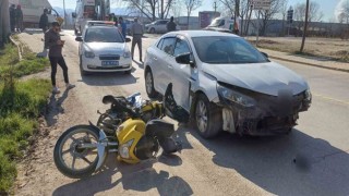 Motosiklet ile otomobil çarpıştı: 1 yaralı