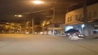 Motosiklete 4 kişi bindiler, ne kendilerini ne de çocuklarını düşündüler