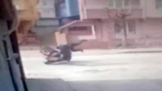 Motosikletin yayaya çarptığı kazada 2 kişi yaralandı, o anlar kamerada