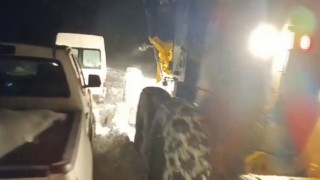 Muradiyede yolda mahsur kalan işçiler kurtarıldı