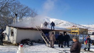 Müstakil evin çatı kısmı yandı