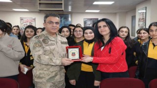 Necip Paşa öğrencilerle bir araya geldi