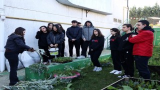 Nilüferde öğrenciler ders arasında fide ektiler