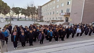 Öğrenciler depremde hayatını kaybedenler için saygı duruşunda bulundu