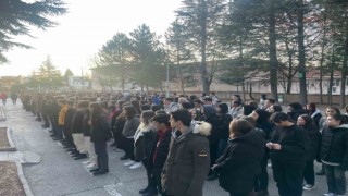Öğrenciler ve öğretmenler 6 Şubatı saygı duruşuyla andı