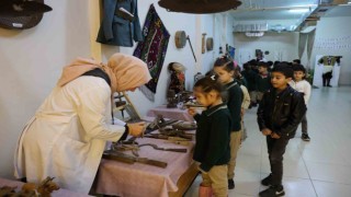 Okuldaki tarihi sergi öğrencileri geçmişe götürüyor
