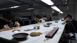 Okulu bırakan çocuklar altın işleyerek sanatı öğreniyor